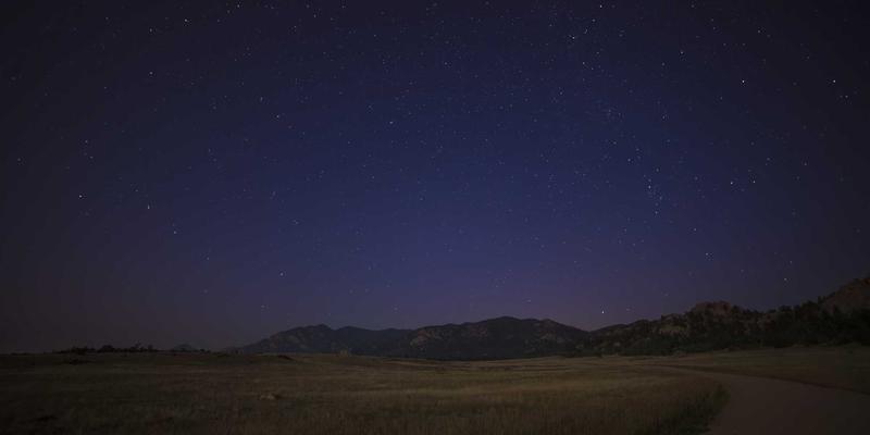 数据中心网络架构演进：从传统三层到Spine-Leaf的转型路径与技术解析